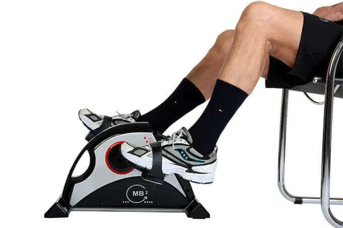 Pedaltränare sittandes på stol